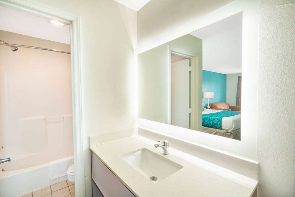 HOWARD JOHNSON BY WYNDHAM AIKEN-guestroom-Guest Room,Bathroom,On-Site.jpg