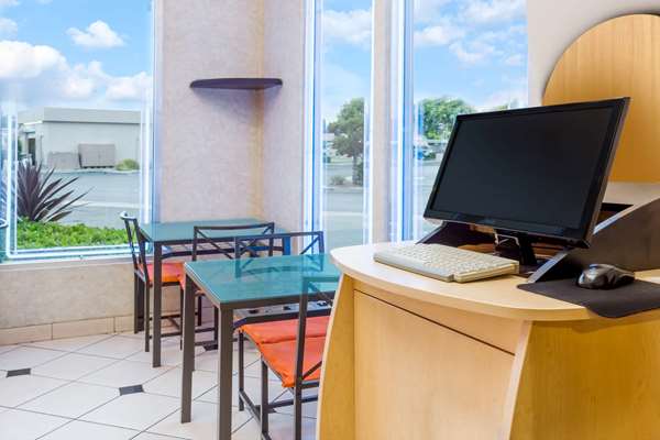 Conference Area - Howard Johnson Inn & Suites Orange
