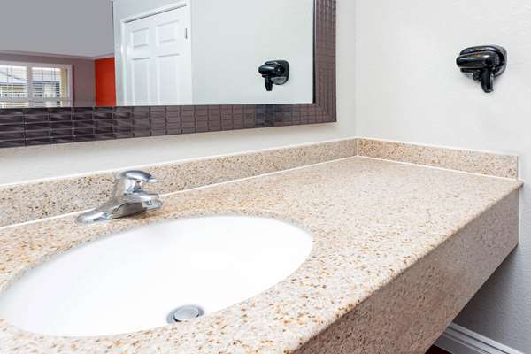  - Howard Johnson Inn & Suites Orange