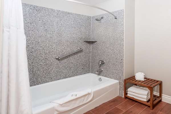  - Howard Johnson Inn & Suites Orange