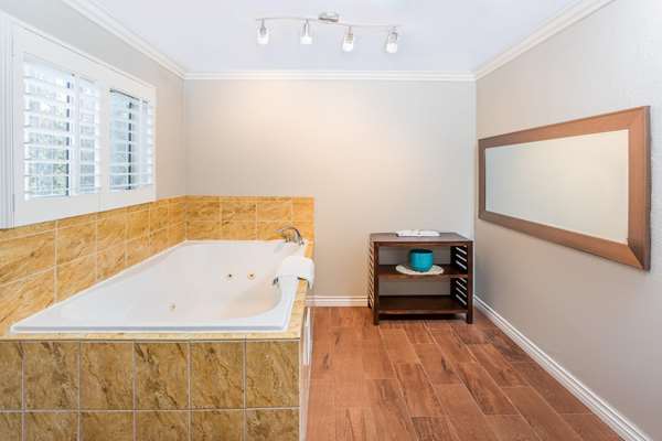  - Howard Johnson Inn & Suites Orange