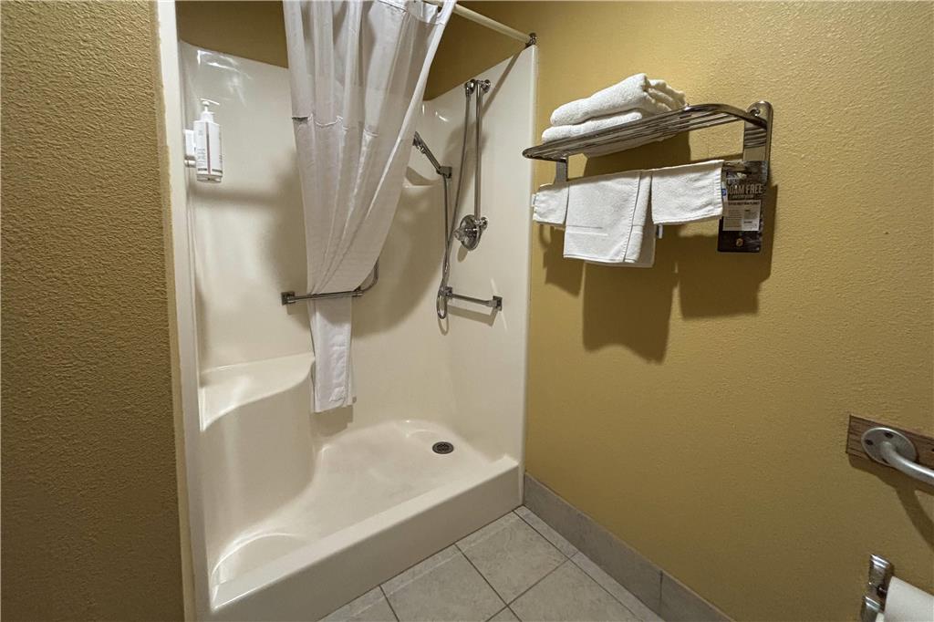 SUPER 8 BY WYNDHAM STAUNTON-guestroom-Guest Room,Bathroom,On-Site.jpg