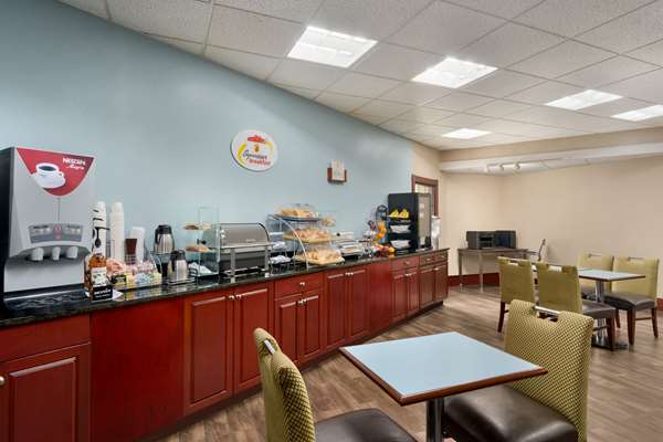 Restaurant - Super 8 Hotel West Greenwich - I-95, Exit 18