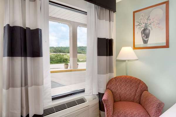  - Ramada Hotel Pelham - I-65, Exit 246