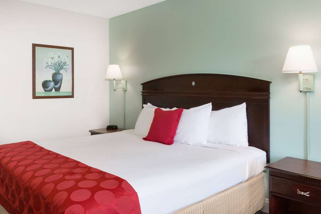 RAMADA BY WYNDHAM PELHAM-guestroom-Guest Room,On-Site.jpg