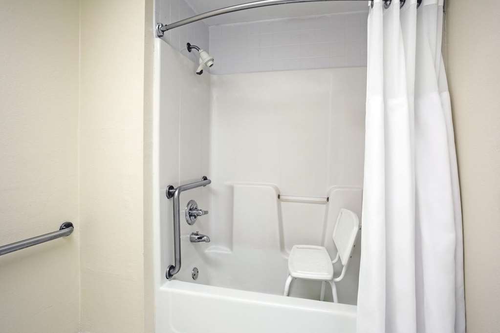 RAMADA BY WYNDHAM PELHAM-guestroom-Guest Room,Bathroom,Accessibility,On-Site.jpg