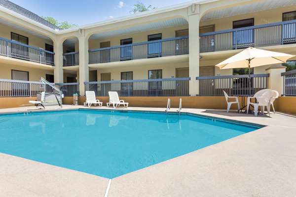 Pool - Days Inn Elberton