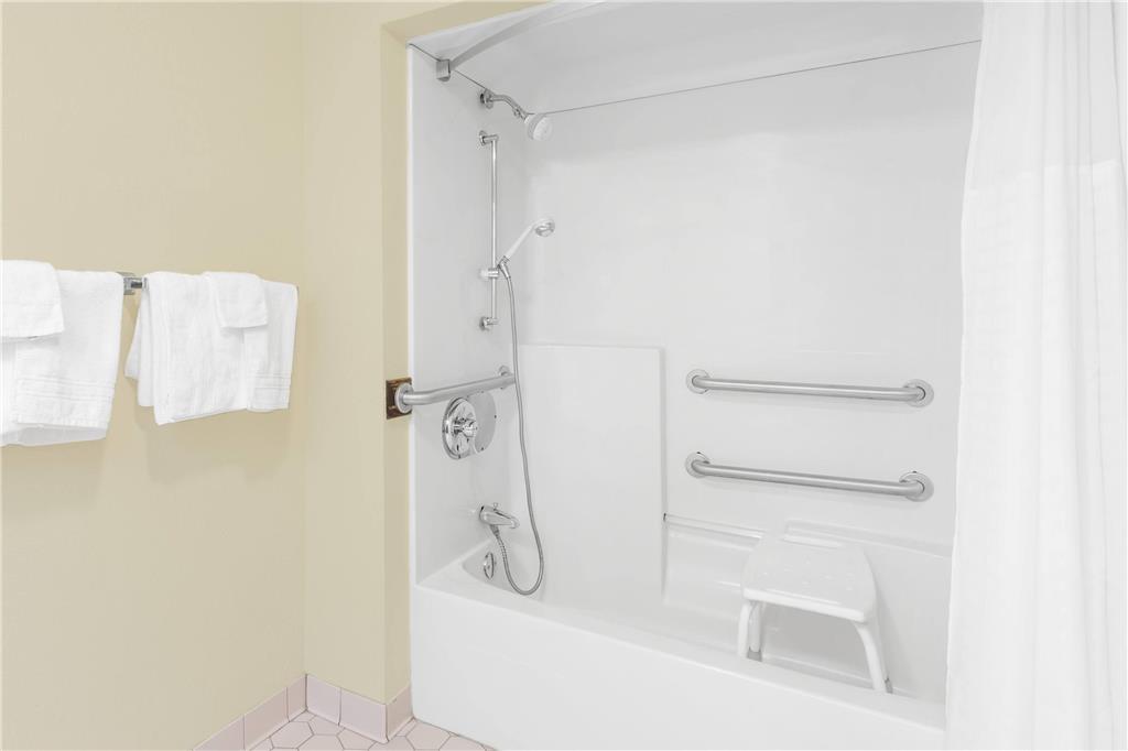DAYS INN BY WYNDHAM ELBERTON-guestroom-Guest Room,Bathroom,Accessibility,On-Site.jpg
