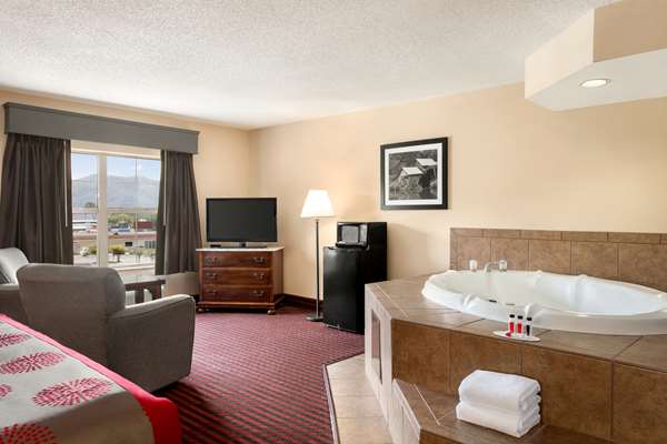 Suite - Ramada Hotel North Pigeon Forge