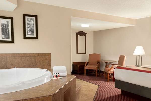 Suite - Ramada Hotel North Pigeon Forge