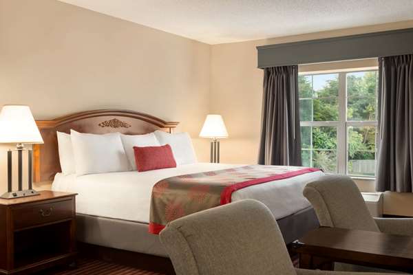 Suite - Ramada Hotel North Pigeon Forge