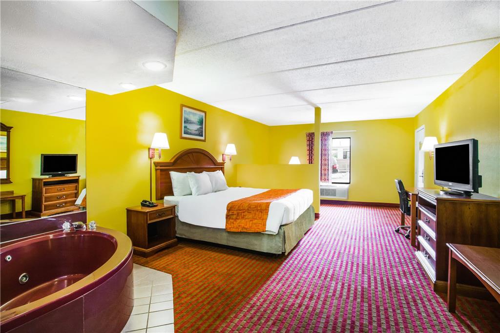 HOWARD JOHNSON BY WYNDHAM, PANAMA C-guestroom-Guest Room,On-Site.jpg