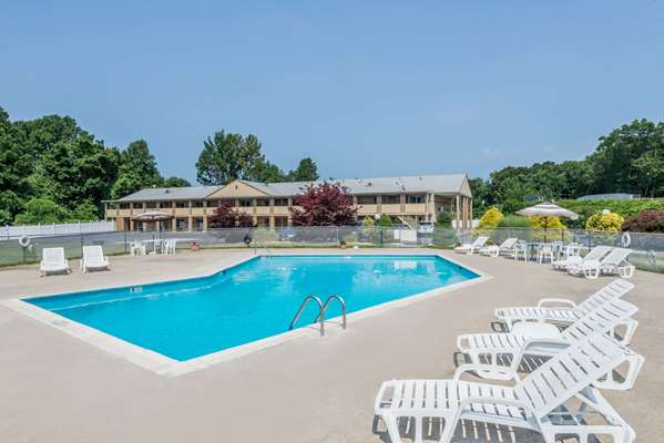 Pool - Super 8 Motel Old Saybrook - I-95, Exit 66