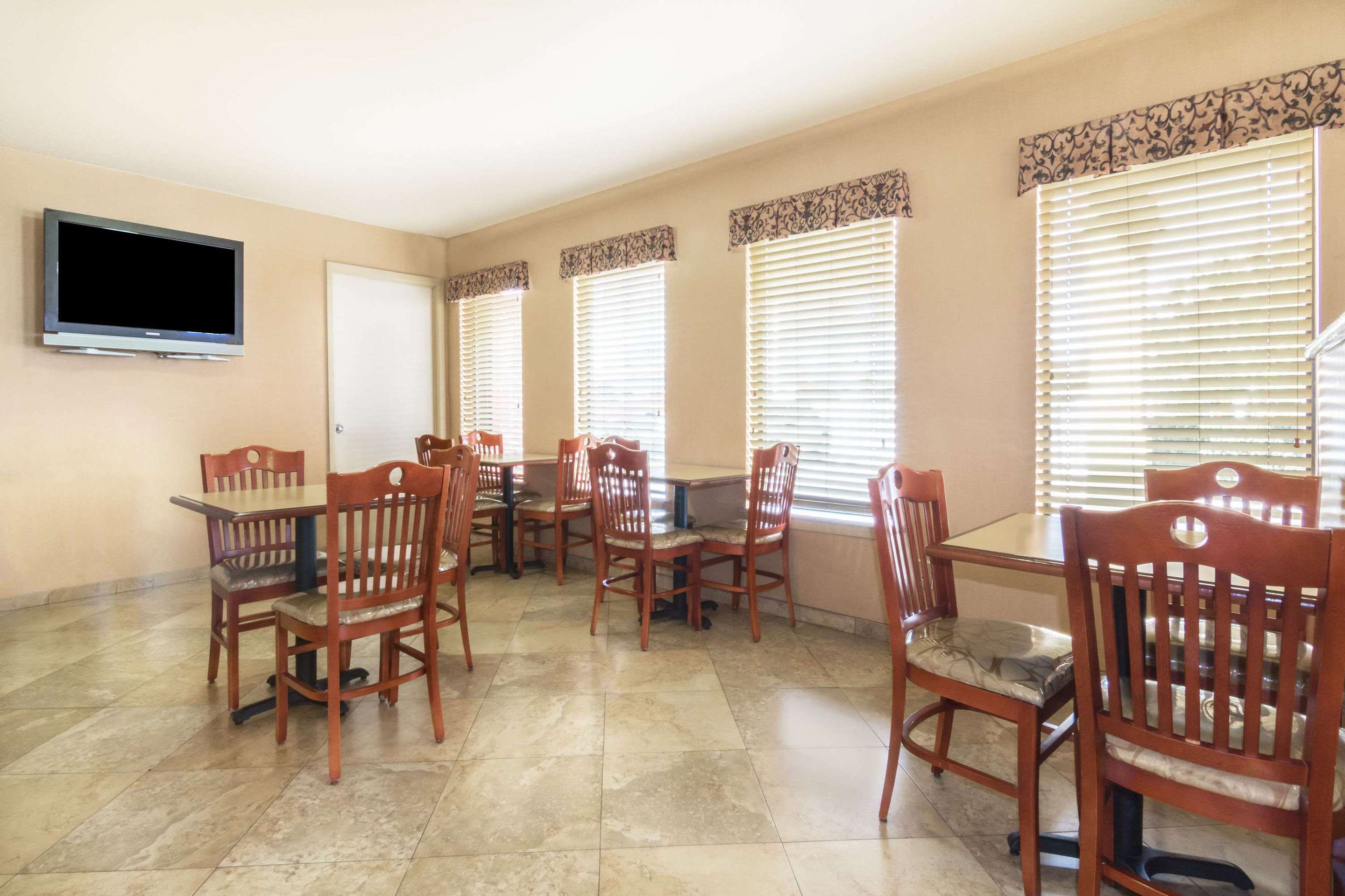 Breakfast Area | Days Inn by Wyndham San Antonio Morgan's Wonderland / IH-35 N