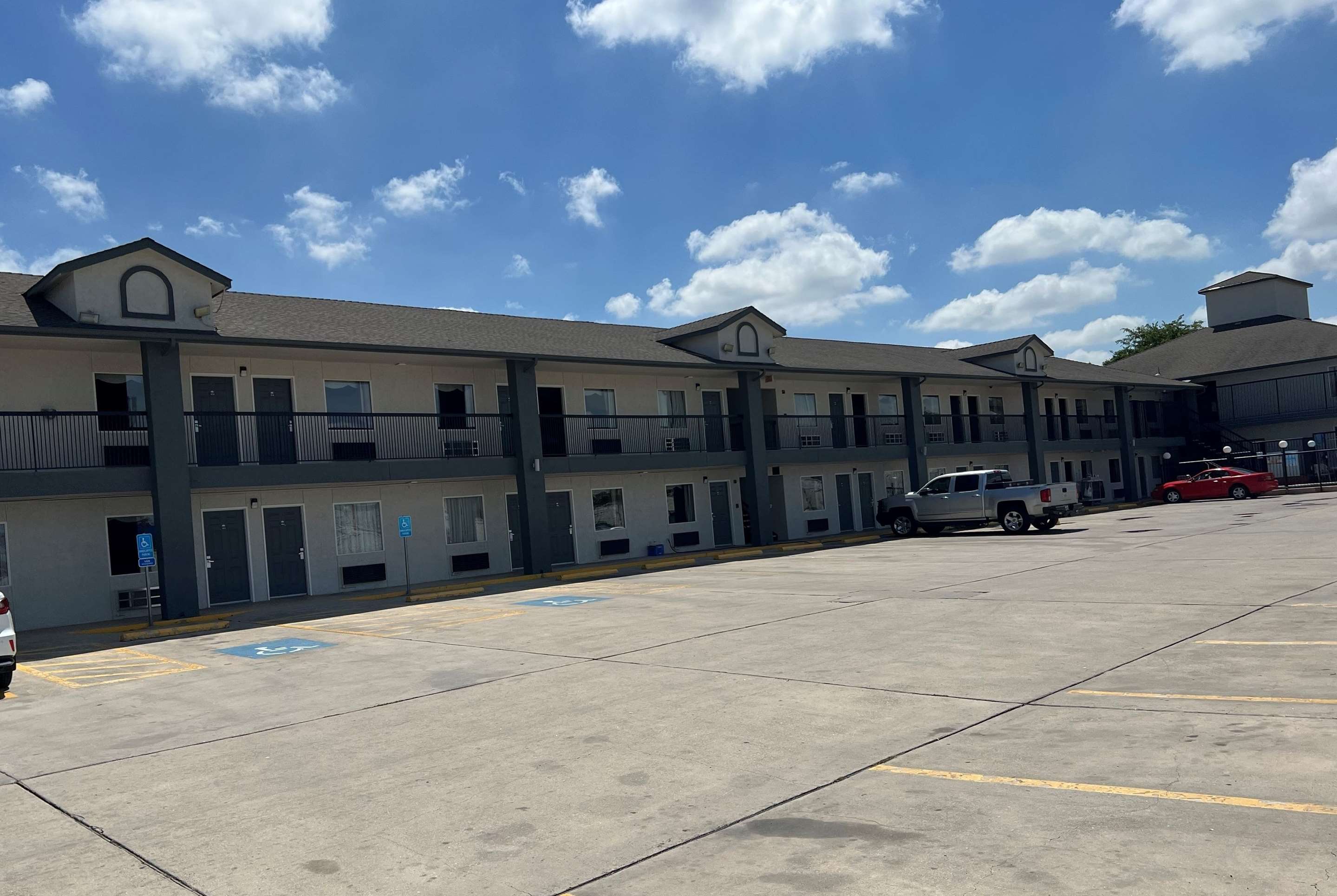 Exterior | Days Inn by Wyndham San Antonio Morgan's Wonderland / IH-35 N