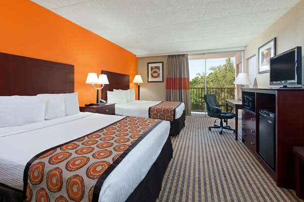  - Howard Johnson Express Inn Six Flags Arlington - I-30, Exit 29