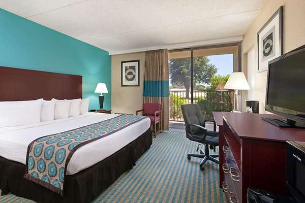  - Howard Johnson Express Inn Six Flags Arlington - I-30, Exit 29