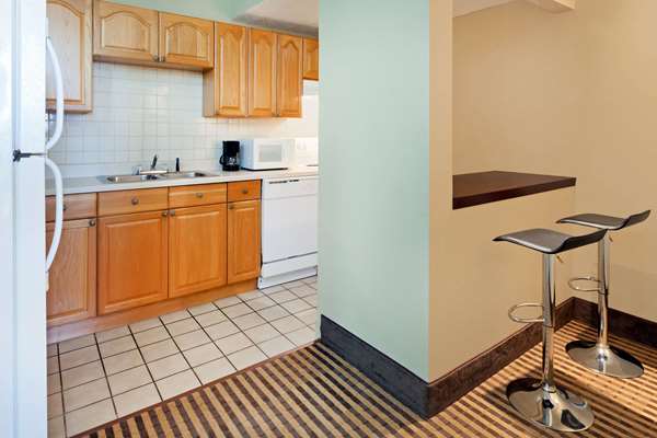 Suite - Howard Johnson Express Inn Six Flags Arlington - I-30, Exit 29