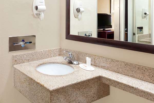  - Howard Johnson Express Inn Six Flags Arlington - I-30, Exit 29