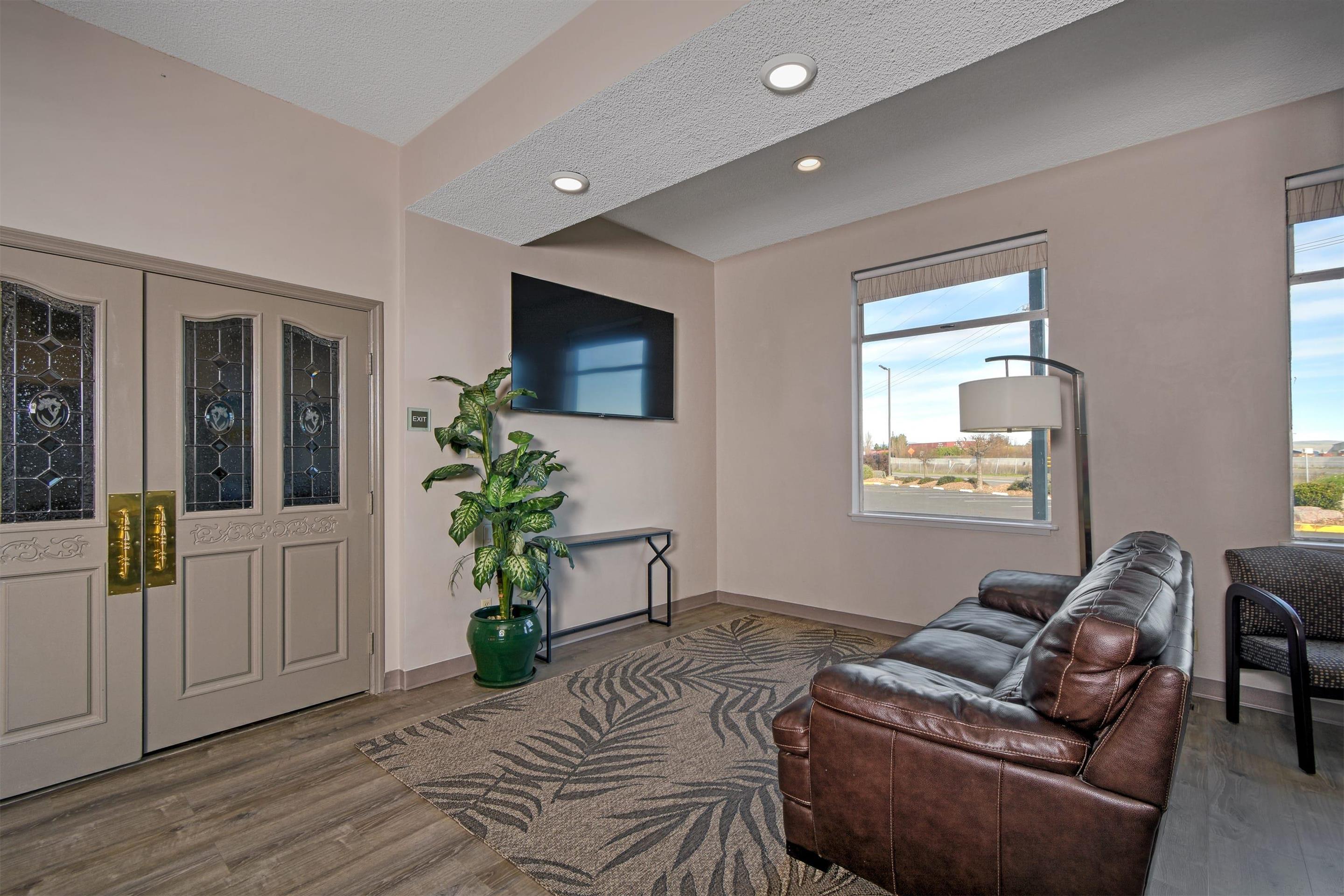 Lobby | Days Inn by Wyndham Novato/San Francisco
