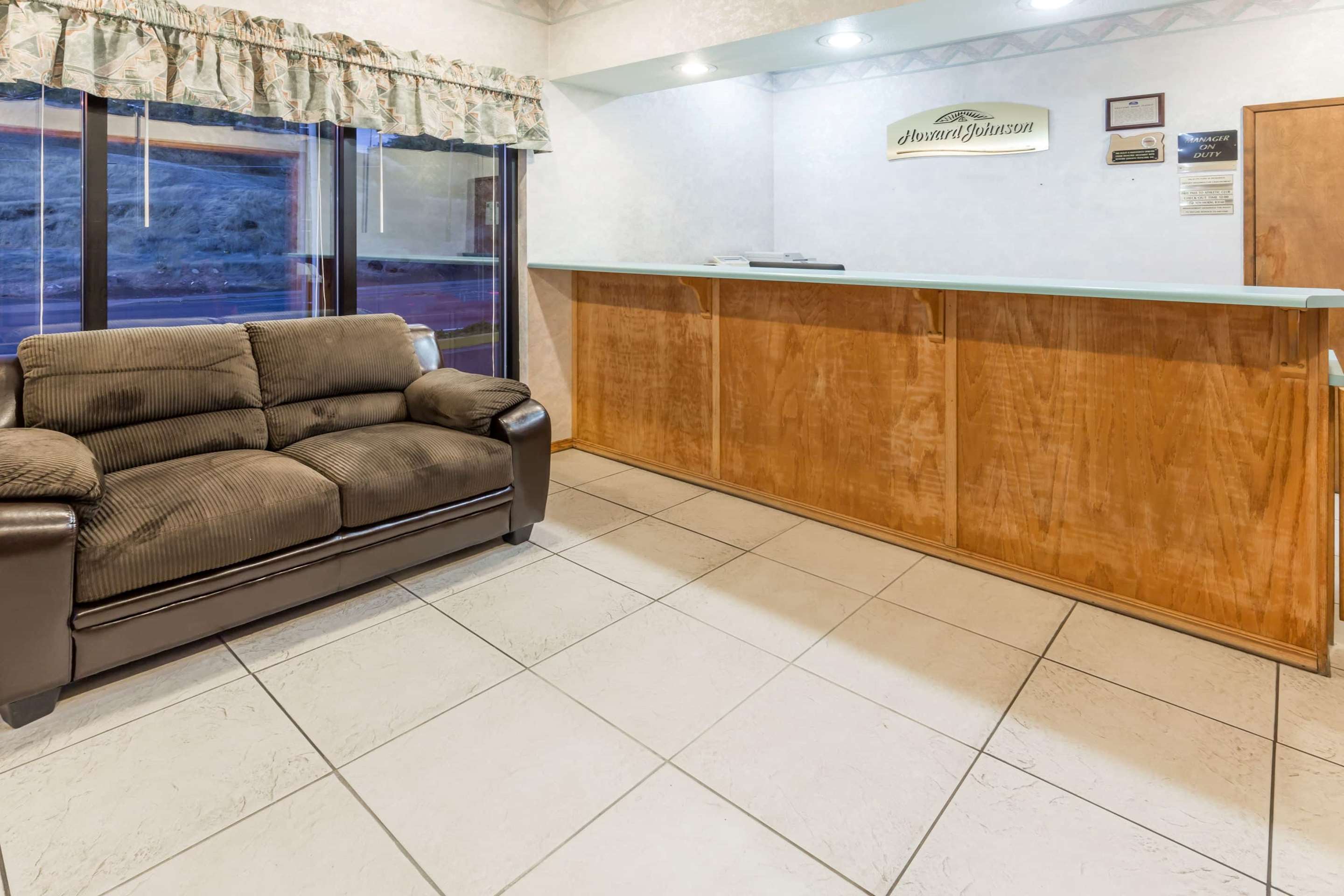 Lobby | Howard Johnson by Wyndham Roseburg