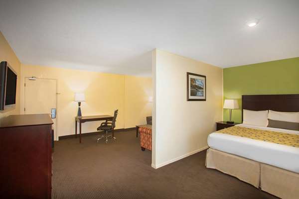 Suite - Baymont Inn & Suites Jefferson City