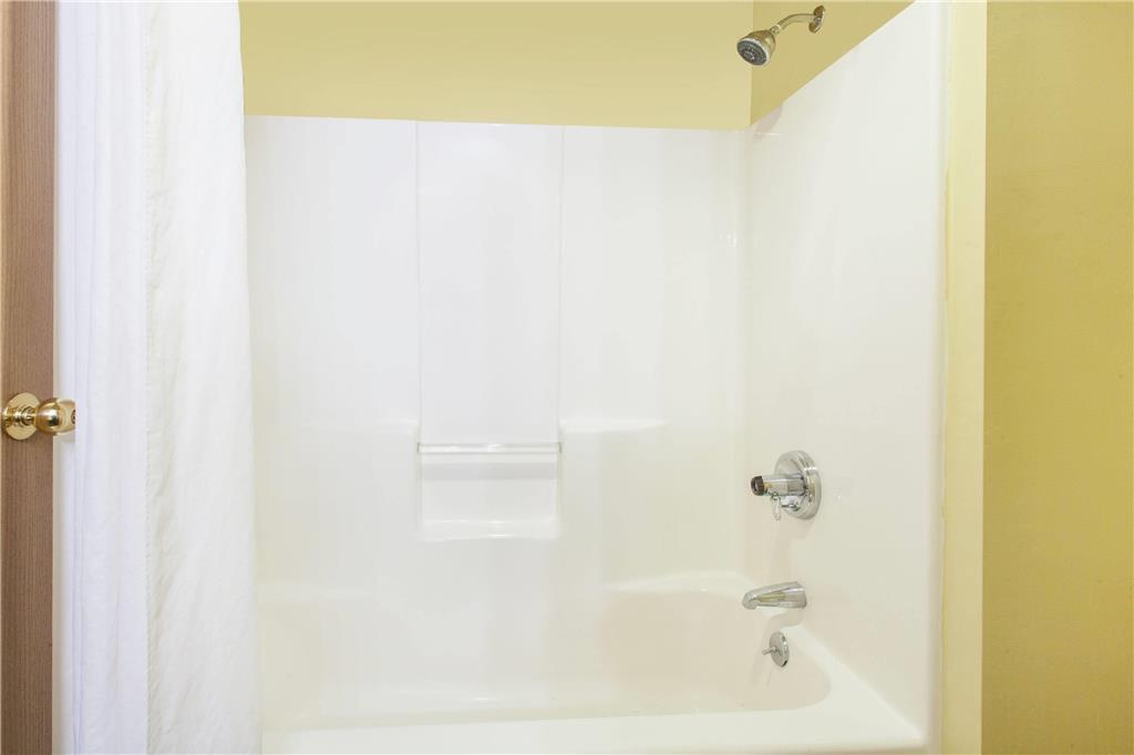 SUPER 8 BY WYNDHAM CARTHAGE-guestroom-Guest Room,Bathroom,On-Site.jpg