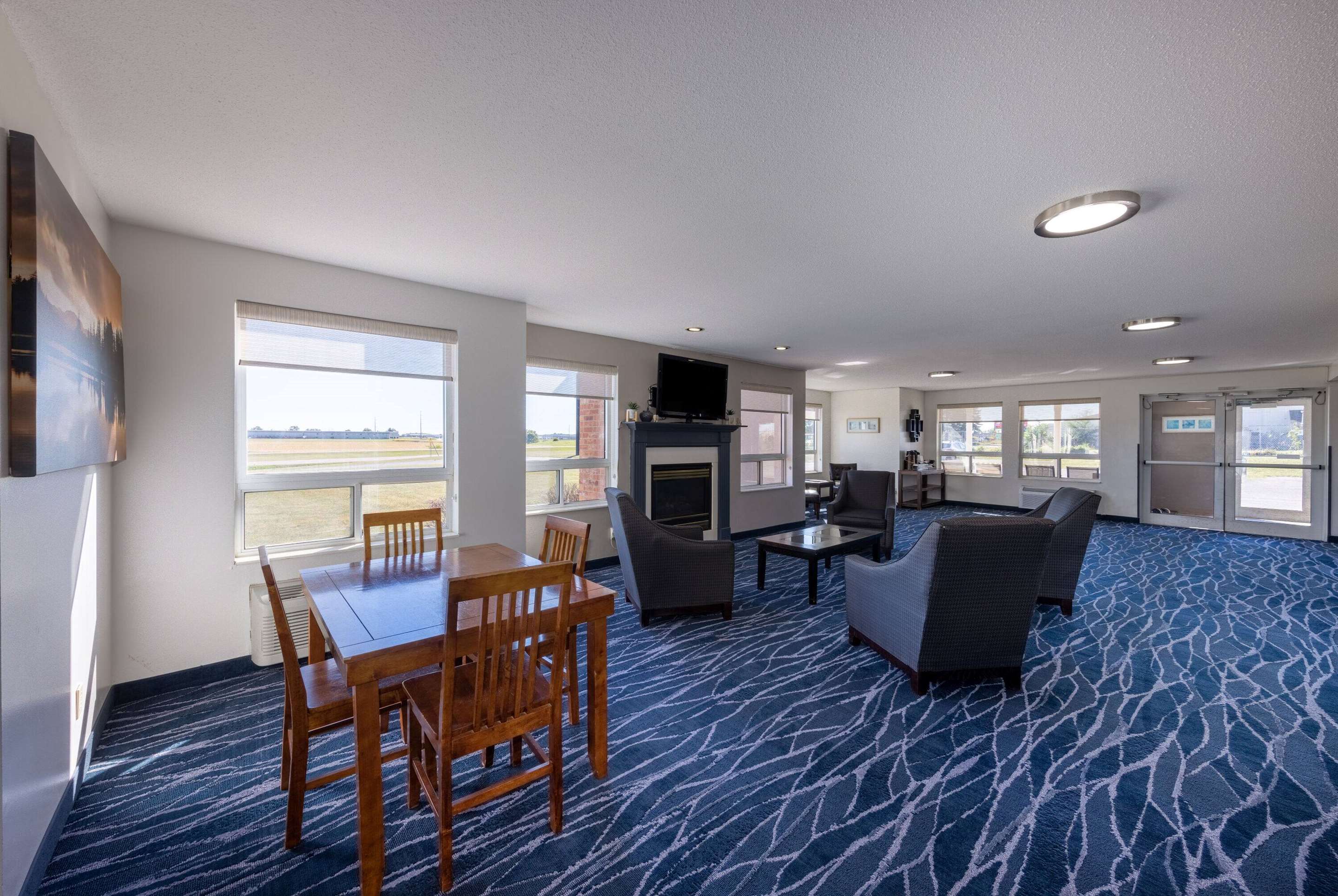 Lobby | Super 8 by Wyndham Jackson MN