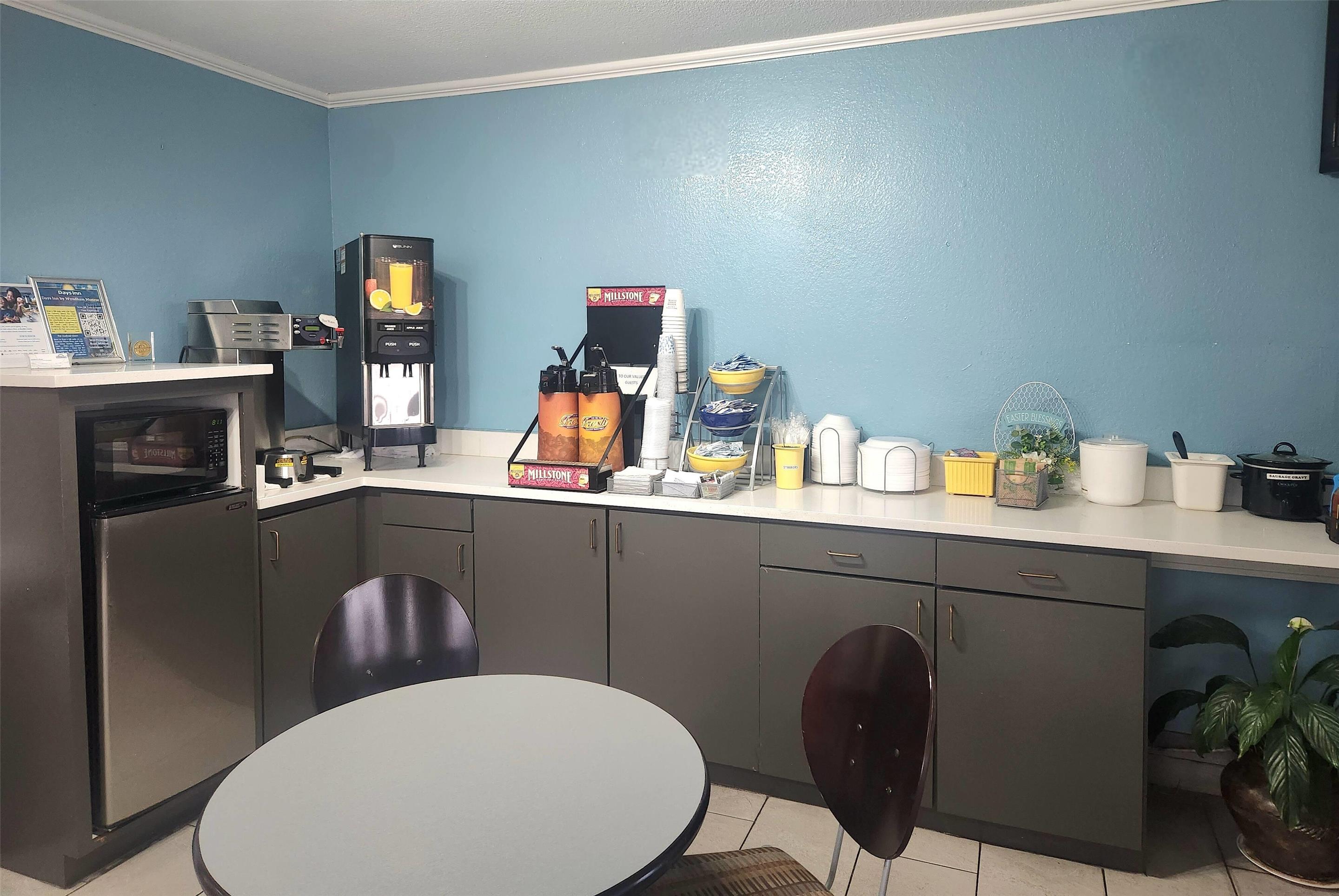Breakfast Area | Days Inn by Wyndham Monroe