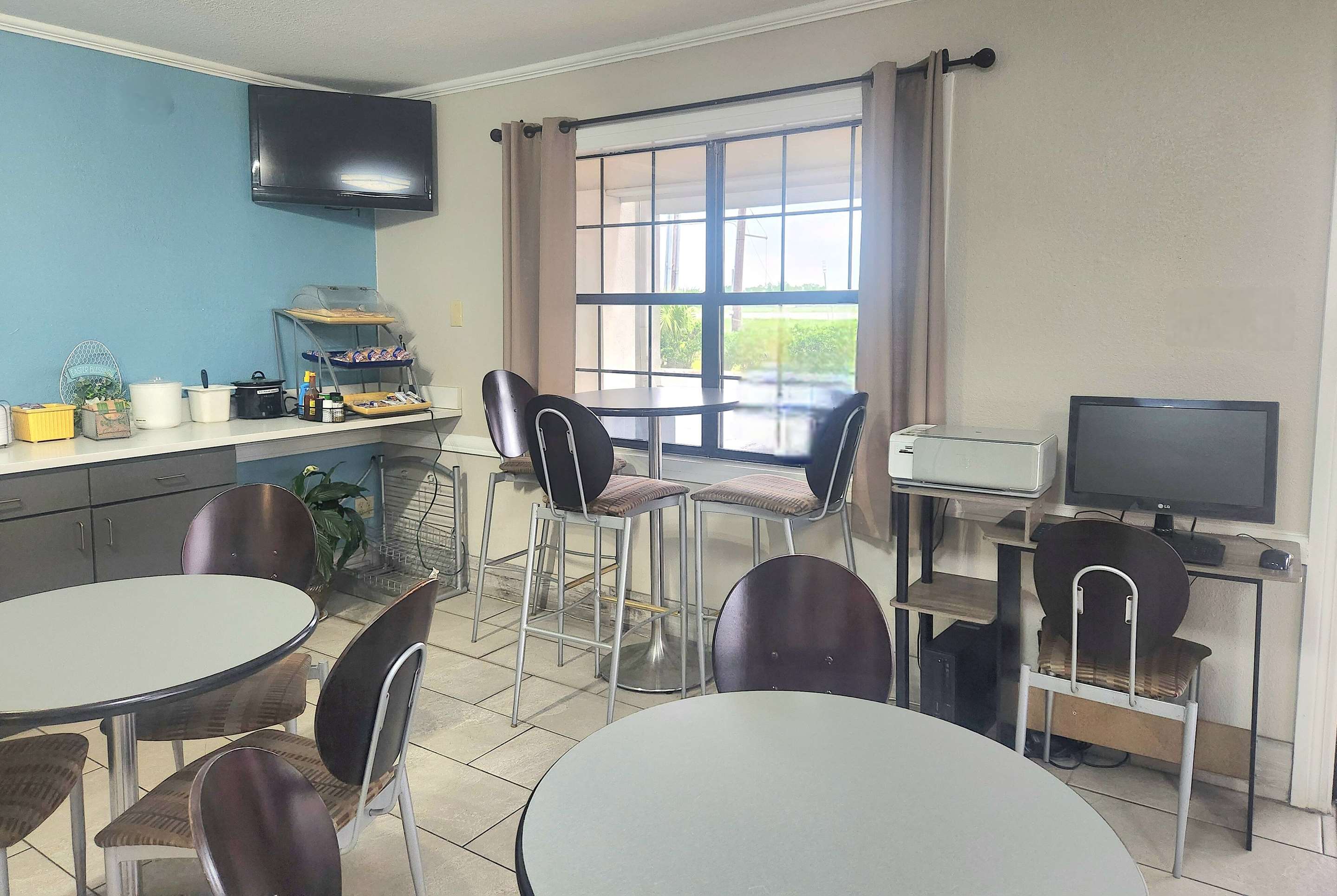 Breakfast Area | Days Inn by Wyndham Monroe