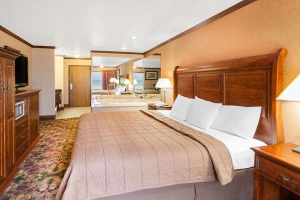 Suite - Ramada Limited Hotel Waterfront Mackinaw City - I-75, Exit 338