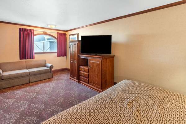 Suite - Ramada Limited Hotel Waterfront Mackinaw City - I-75, Exit 338