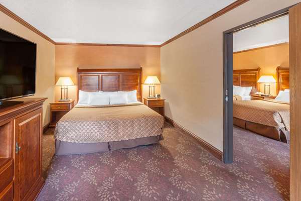 Suite - Ramada Limited Hotel Waterfront Mackinaw City - I-75, Exit 338