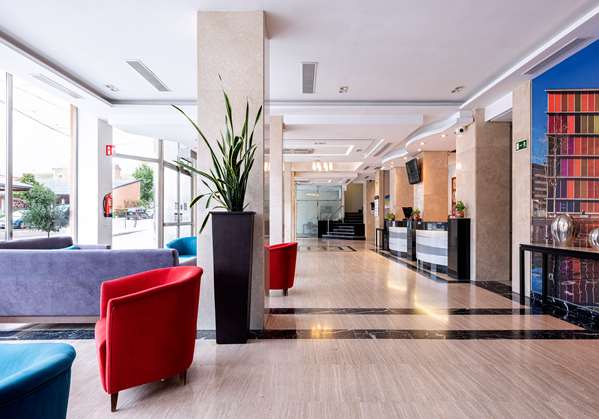 Guest Room,Guest Room Amenity,TV and multimedia,Architecture,Indoor/Interior,On-Site,Business/Events,Business Services/Center,Exterior View of Building