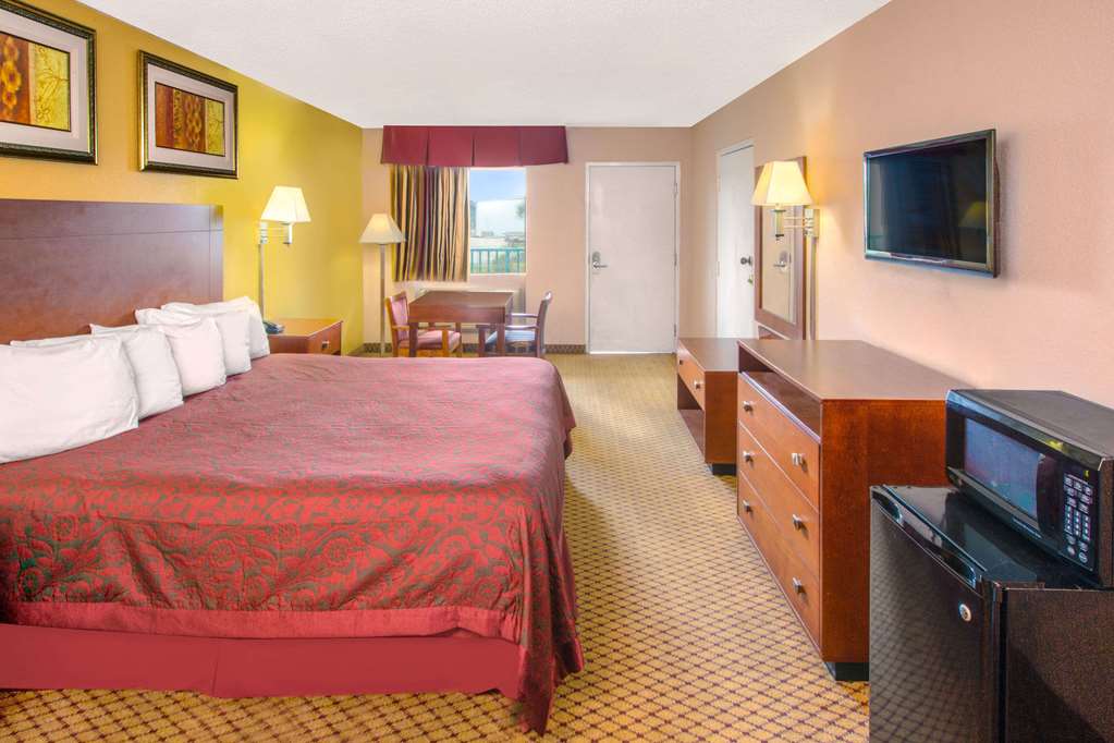DAYS INN BY WYNDHAM GULFPORT-guestroom-Guest Room,On-Site.jpg
