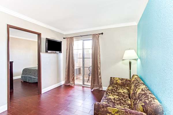  - Days Inn City Center Long Beach