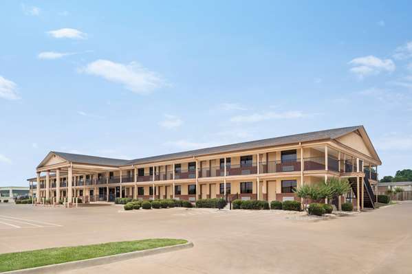 Exterior view - Days Inn Paris