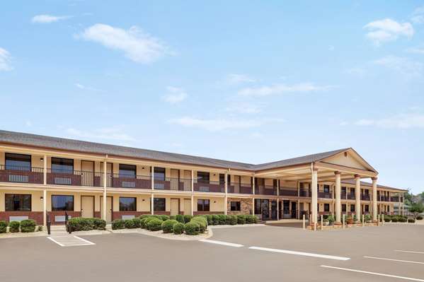 Exterior view - Days Inn Paris