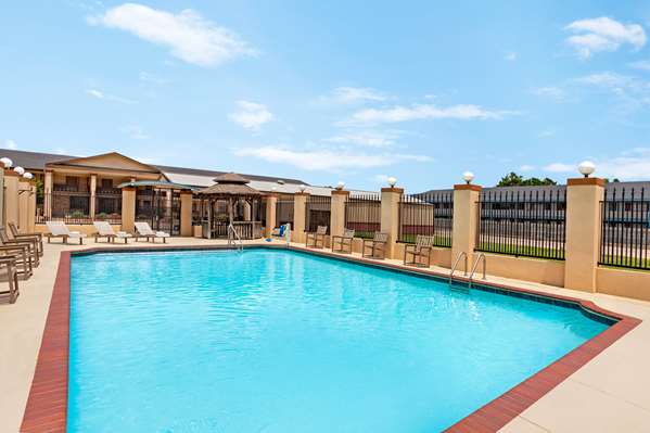 Pool - Days Inn Paris