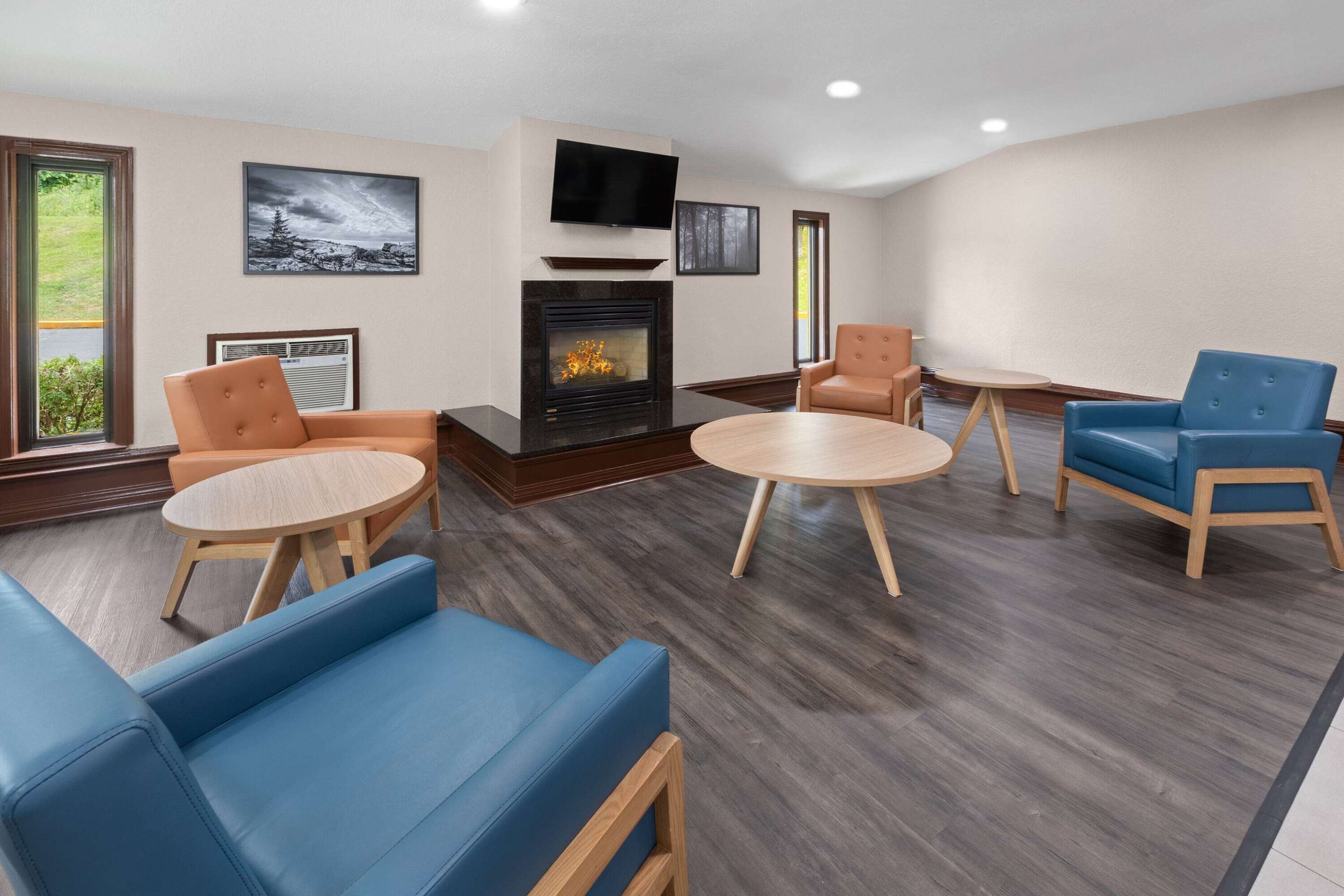 Lobby | Super 8 by Wyndham Bridgeport/Clarksburg Area