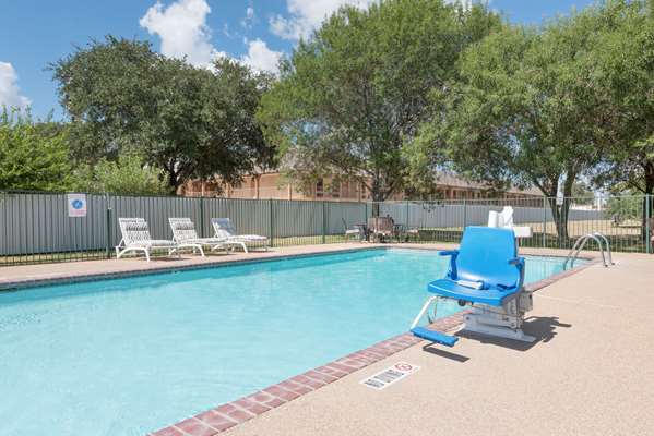 Pool - Days Inn College Station