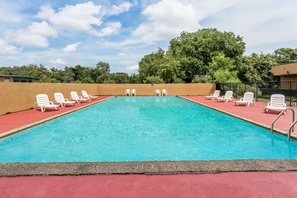 Pool - Ramada Inn River's Edge Roanoke