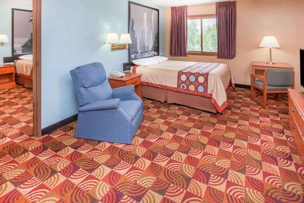 Suite - Super 8 Hotel Shipshewana