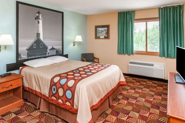 Suite - Super 8 Hotel Shipshewana