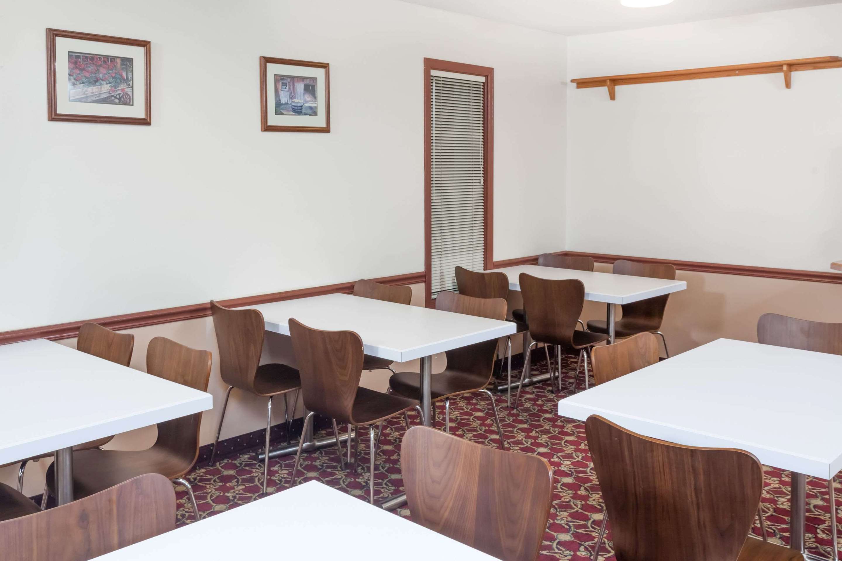 Lobby | Super 8 by Wyndham Shipshewana