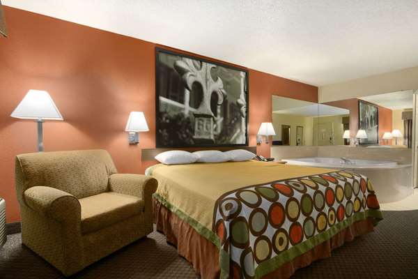 Suite - Super 8 Motel Monroe - I-20, Exit 118