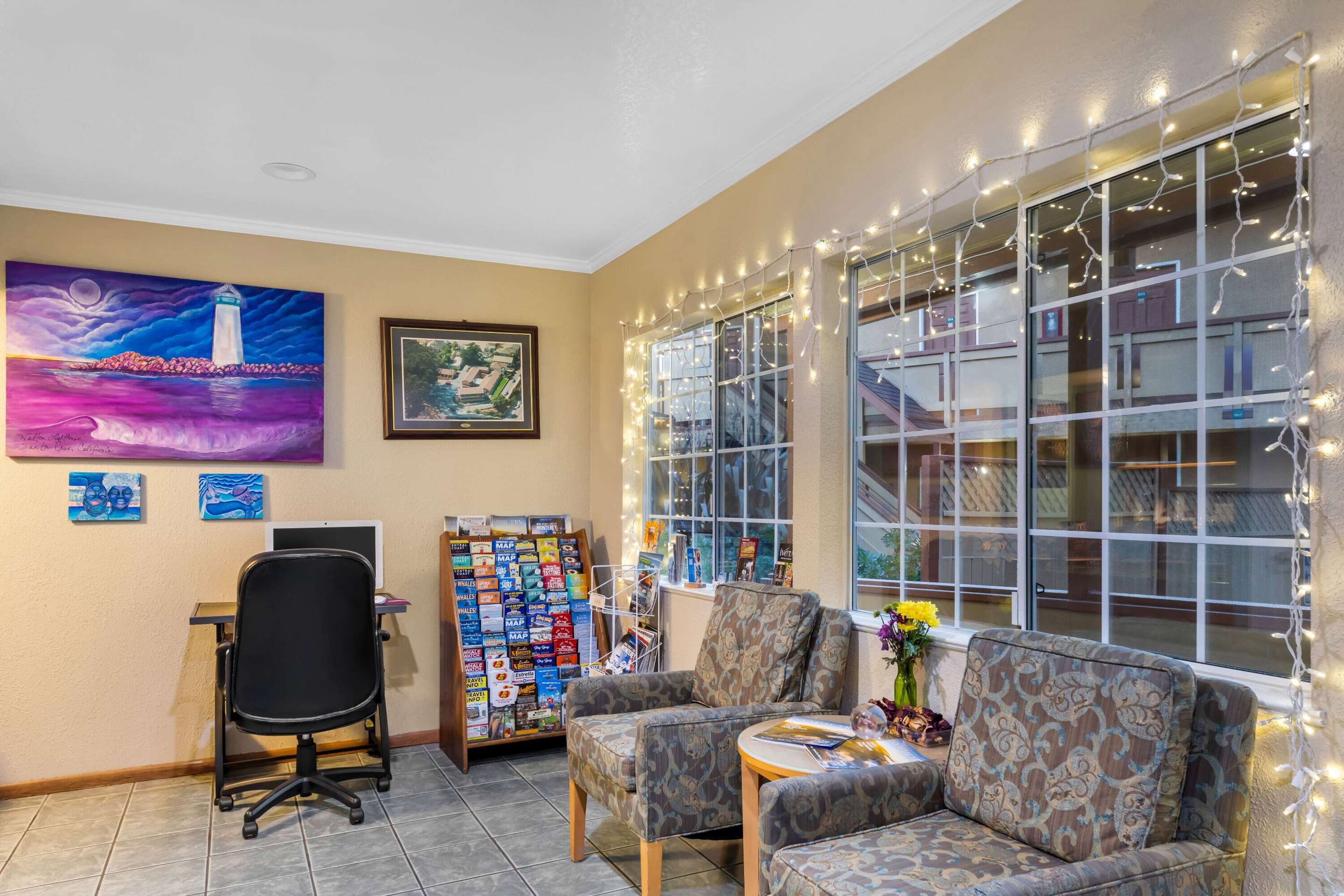 Lobby | Howard Johnson by Wyndham Santa Cruz Beach Boardwalk