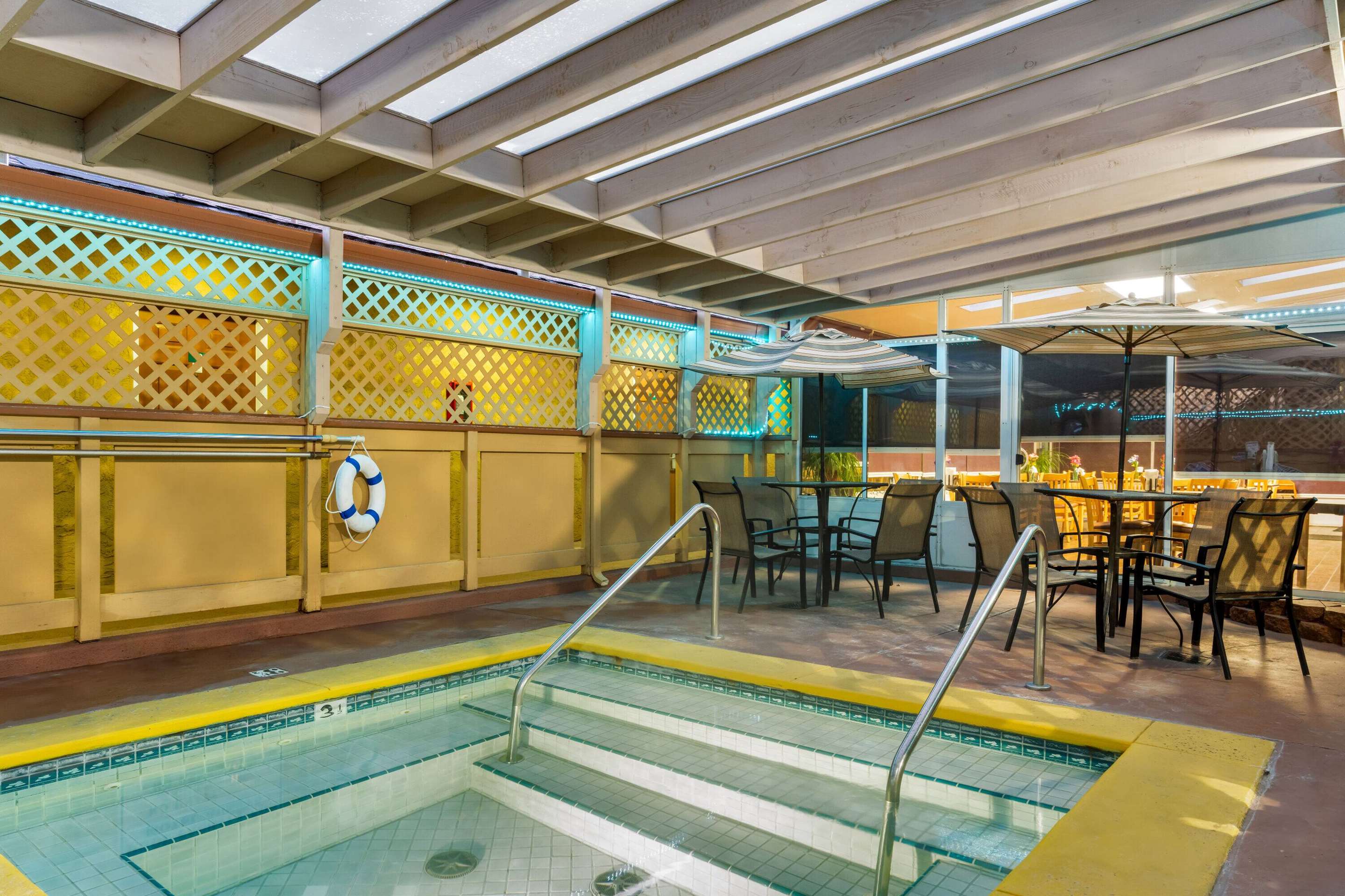 Pool | Howard Johnson by Wyndham Santa Cruz Beach Boardwalk