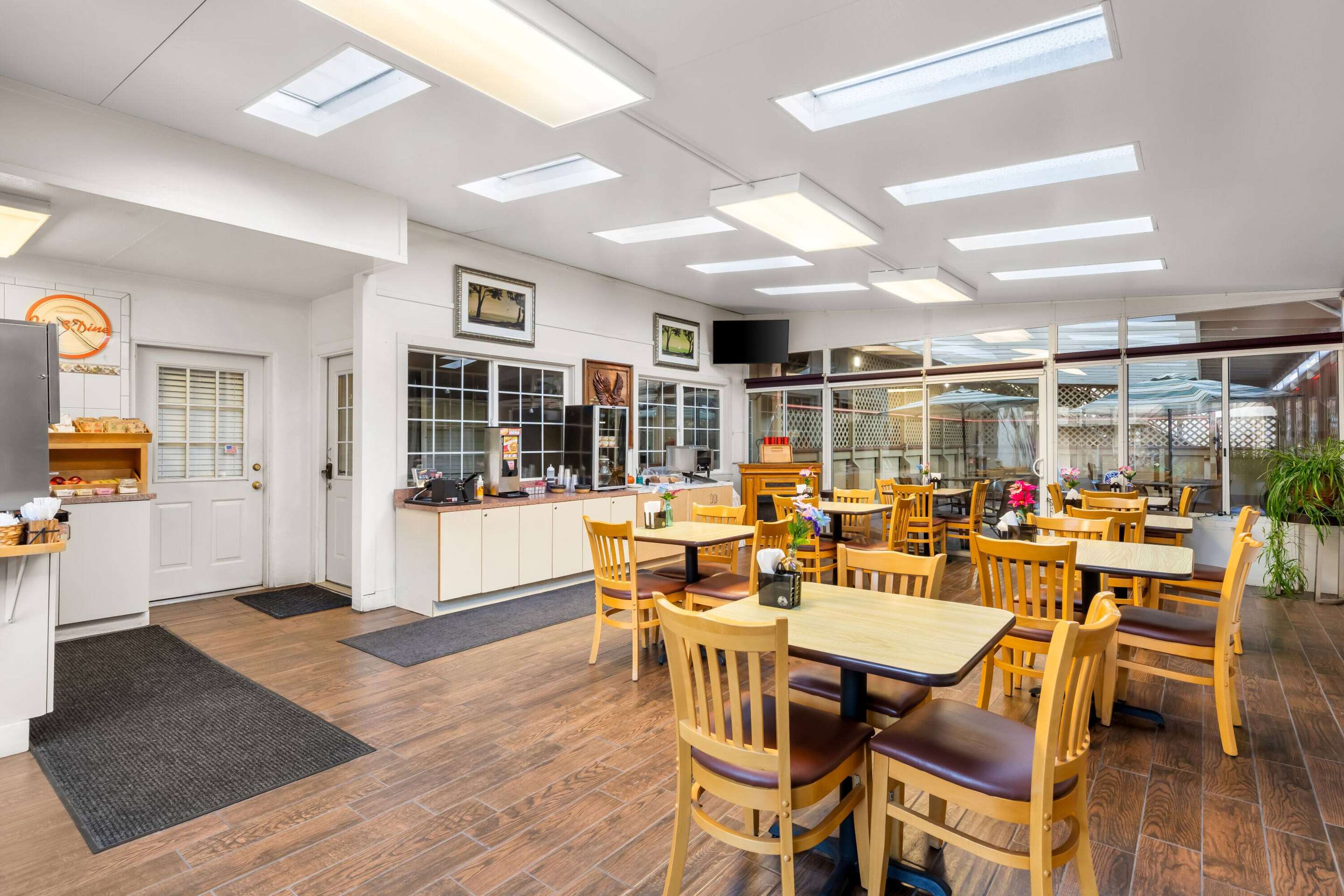 Breakfast Area | Howard Johnson by Wyndham Santa Cruz Beach Boardwalk
