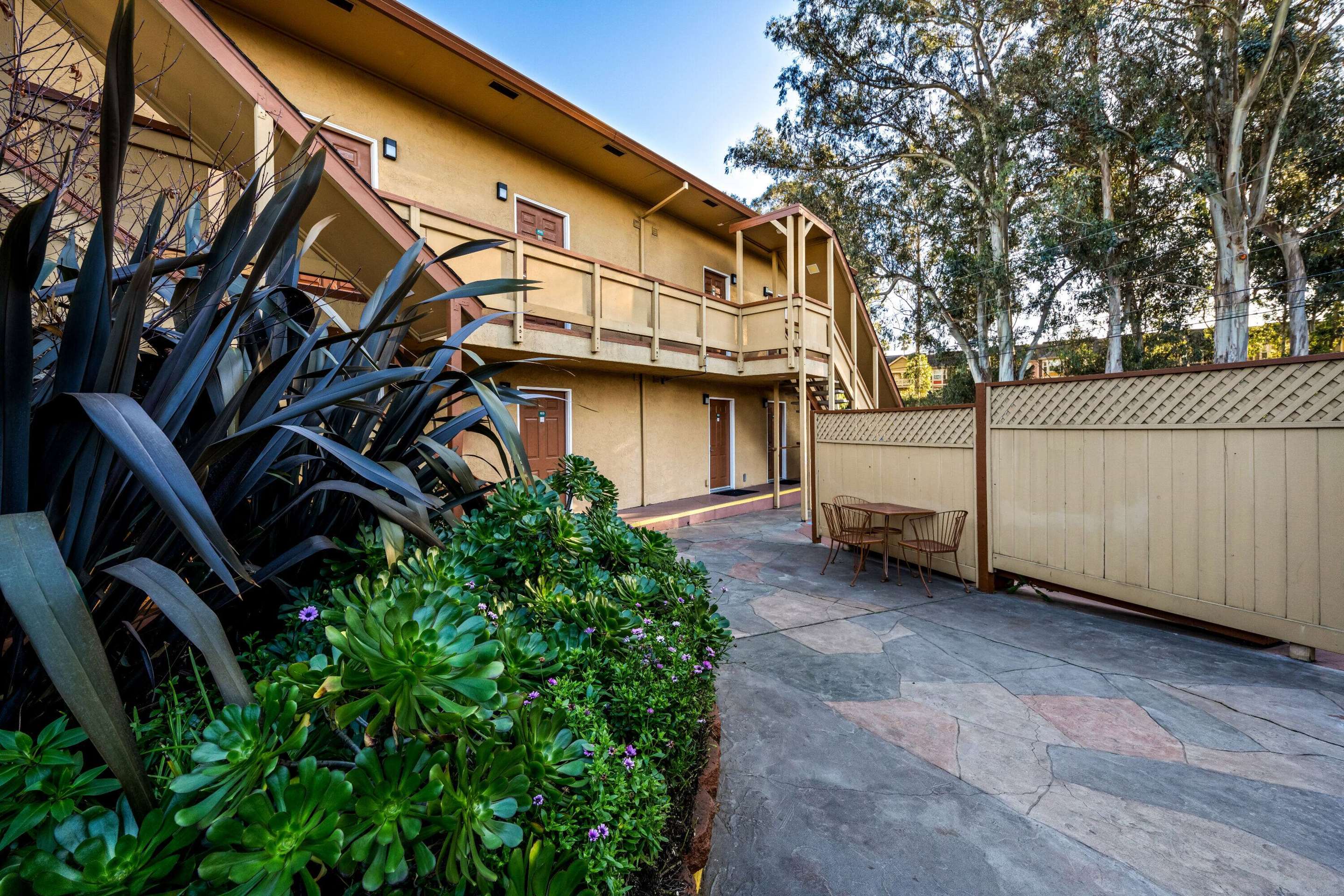 Exterior | Howard Johnson by Wyndham Santa Cruz Beach Boardwalk
